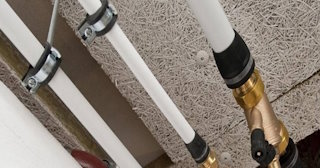 Замена труб водоснабжения в квартире: цена от 2036 руб. - СантехДомВзь